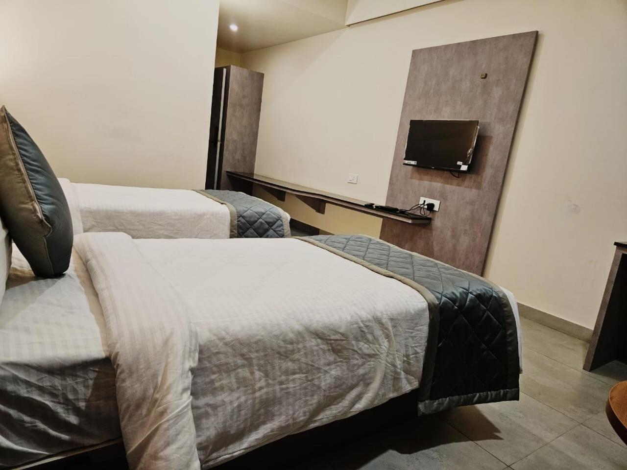 Sns Regency Hotel Tiptur Ngoại thất bức ảnh